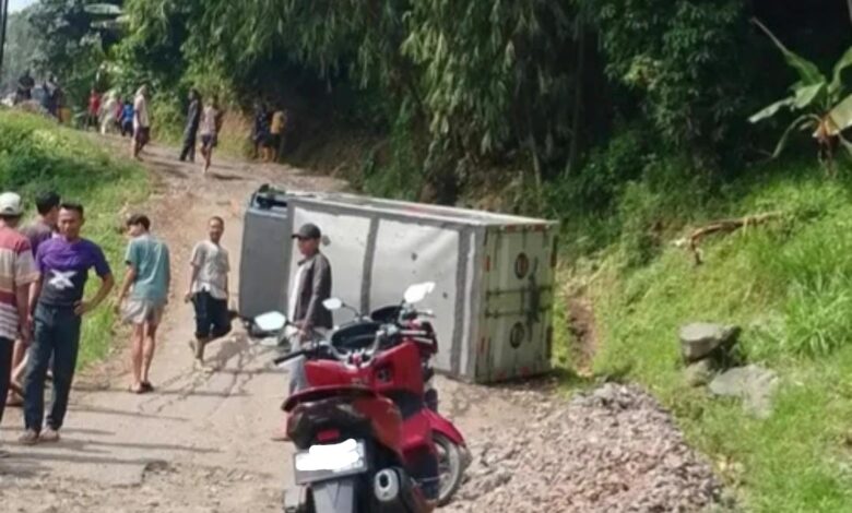 Drainase Buruk Perparah Jalan Rusak di Nanggung, Kecelakaan Terus Berulang