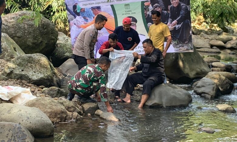 Pemdes Gunung Picung Tebar 2.000 Bibit Ikan di Sungai Cigamea, Dorong Gerakan Cinta Lingkungan