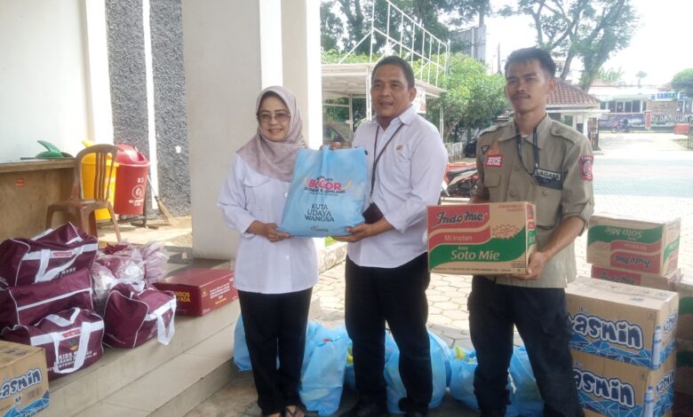 Dinsos Kabupaten Bogor Salurkan Bantuan untuk Korban Banjir Bandang dan Longsor di Purasari