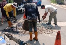 Usai Dikeluhkan Pengendara, Jalan Karehkel yang Rusak Mulai Ditambal Bertahap