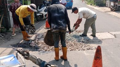 Usai Dikeluhkan Pengendara, Jalan Karehkel yang Rusak Mulai Ditambal Bertahap