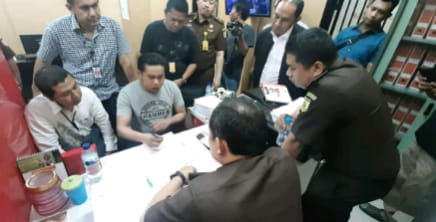 Polda Metro Jaya Serahkan Tersangka dan Barang Bukti Penyerang Novel Baswedan ke Kejagung IMG 20200227 WA0002