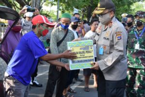 Sinergitas Polda Kalsel dan Korem 101/Antasari Berbagi Sembako dan Masker untuk Warga Kurang Mampu 71dcc4b1 141f 47e6 86d5 7f73939736a6 1024x682 1