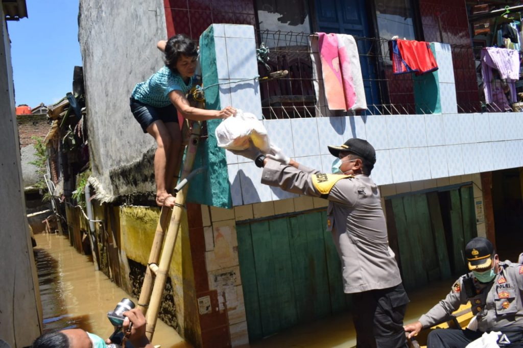 Kapolresta Bandung Bagikan Ratusan Paket Sembako Untuk Korban Banjir Dayeuhkolot IMG 20200409 WA0560 1 1024x682 2
