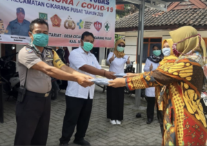 Polres Metro Bekasi Bagikan Masker Kain Gratis Hingga Empathy Building Jepretan Layar 2020 04 10 pukul 07.13.44 3 1024x720 1