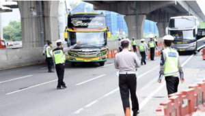 Hari Pertama Operasi Ketupat, Polisi Perintahkan 1.686 Kendaraan Kembali ke Jakarta Jepretan Layar 2020 04 25 pada 11.45.01 1024x580 1