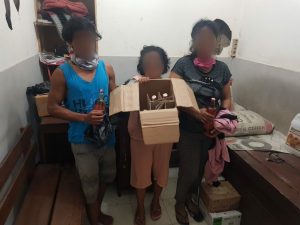 Jual Miras Ilegal Di Saat Corona Melanda, Dua IRT Dan Seorang Pria Ditangkap Polisi WhatsApp Image 2020 04 01 at 20.44.11 3 1024x768 1