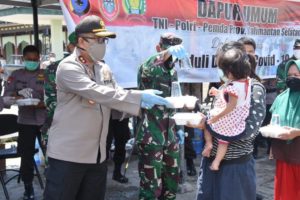 Polda Kalsel Gelar Aksi Bhakti Sosial dan Bagikan Ratusan Bungkus Nasi aa5e9c8a 0509 413f b93e 688116015be5 1024x682 1