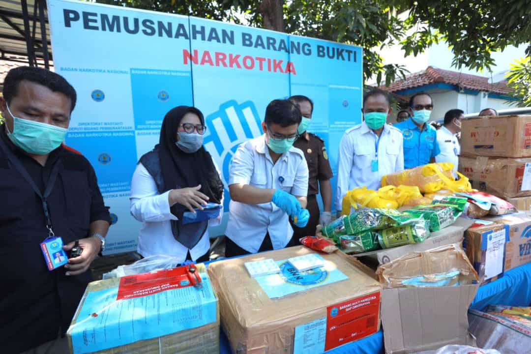 Di Tengah Pandemik Covid-19, BNN Musnahkan 1.3 Ton Ganja, 65 Kg Sabu Dan 35 Ribu Butir Ekstasi whatsapp image 2020 03 31 at 11.42 .46 am 1080x720 1