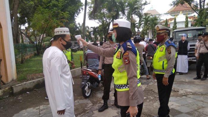 protokol kesehatan dijalankan bagi masyarakat yang sholat di masjid agung palembang 1