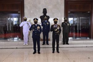 Panglima TNI Sematkan Tanda Kehormatan Bintang Angkatan Kelas Utama Kepada Kapolri FB IMG 1595927854823