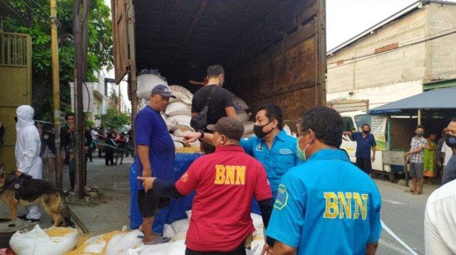 badan narkotika nasional bnn menggerebek sebuah truk berisi ratusan kilogram