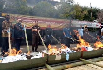 Kejari Bandung Musnahkan Barang Bukti dari 376 Perkara Pidum kejari bandung