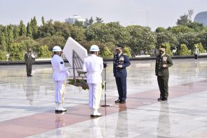 Panglima TNI Ziarah ke Taman Makam Pahlawan Nasional Kalibata Jelang HUT Ke-75 TNI c5dcfa8a60f7a586f6540c01e44c35d7