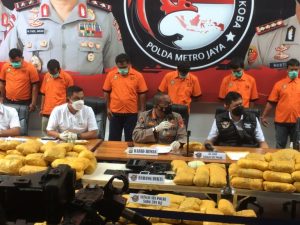 wajah para tersangka berbaju orange foto pmjfjr 840x576