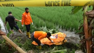 Penemuan Mayat Wanita Setengah Bugil di Parit Sawah Gegerkan Warga Mekarjati IMG 20210122 WA0005