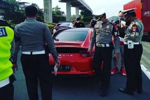 Ugal-ugalan di Jalan Dikawal Petugas Dishub,Pengendara Porsche Berkelir Merah Ditilang Polisi ugalugalan di jalan pengendara porsche berkelir merah ditilang polisi gae