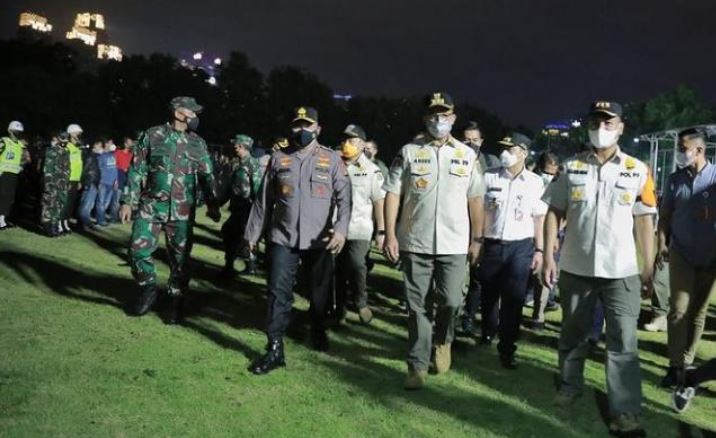 Kapolda Metro Jaya Bersama Gubernur DKI Jakarta dan Pngdam Jaya Gelar Apel Malam Siaga Kerumunan 10 14