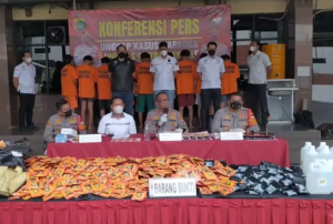 Polisi Ringkus Home Industry Tembakau Sintetis di Bogor 7