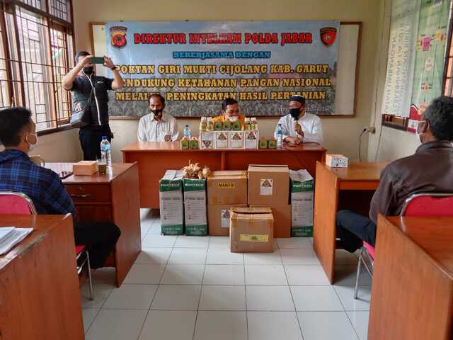 Direktur Intelkam Polda Jabar Beri Bantuan Kepada Petani Jagung Desa Cijolang, Kecamatan Limbangan, Kabupaten Garut Sebagai Bentuk Kepedulian Ketahanan Pangan Nasional WhatsApp Image 2022 02 26 at 16.40.23 2 1