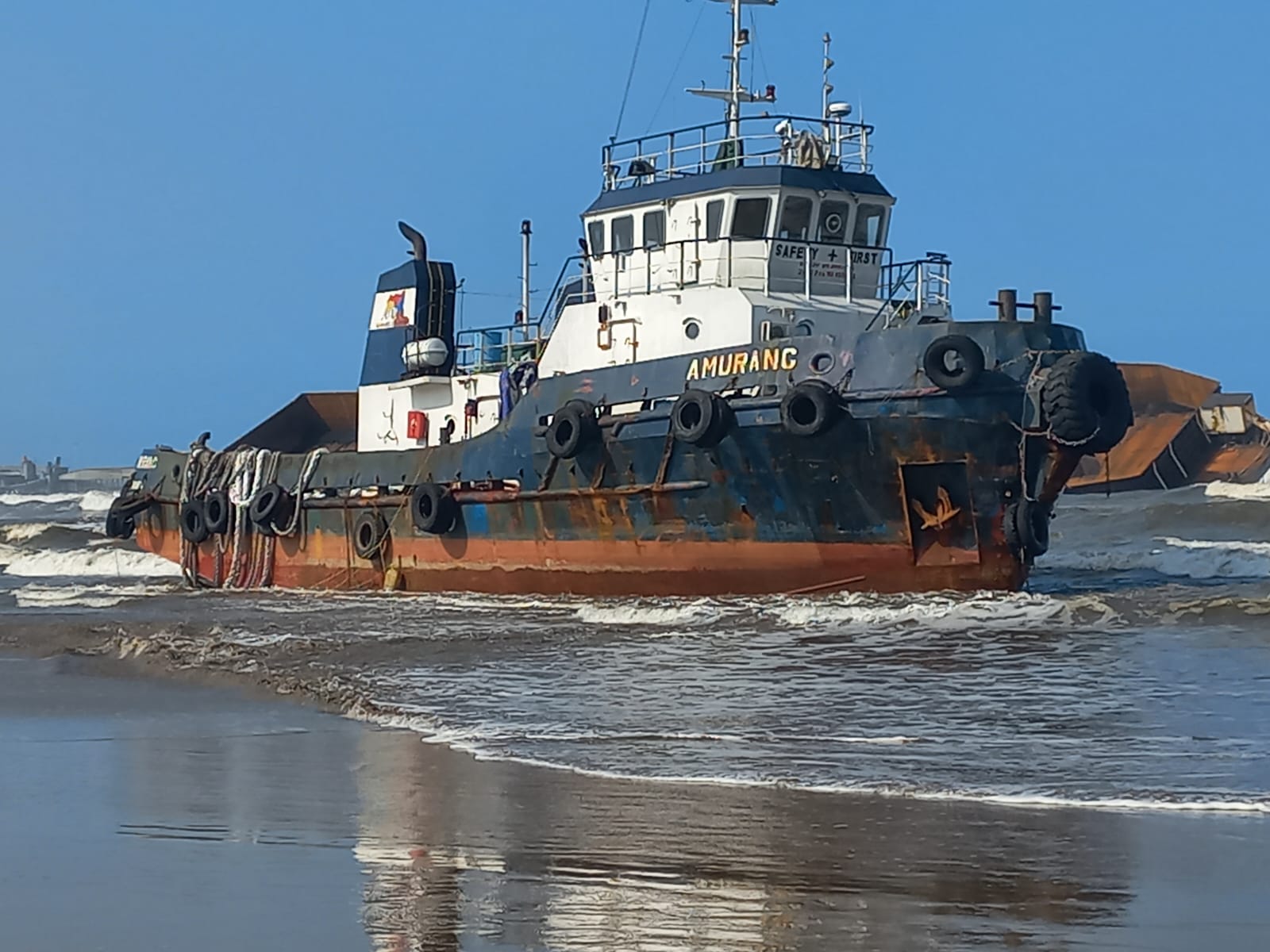 Kapal Kargo Bermuatan Batu Bara Terdampar: Pantai Bayah Berwarna Hitam