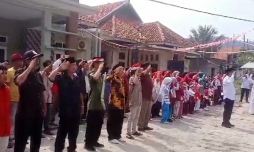 Warga Sayar bersama TTKKBI DPC Kecamatan Taktakan Gelar Upacara HUT RI Ke-79