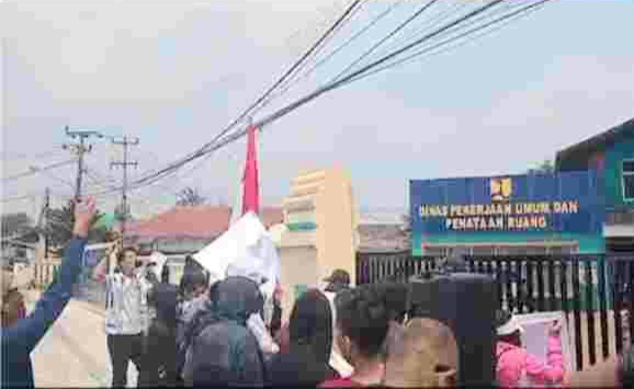 IMG-20240826-WA0082 Soroti Sejumlah Pekerjaan Bermasalah Aliansi Reformasi Lakukan Aksi Unjuk Rasa Di Depan Kantor Dinas PUPR Kota Cilegon