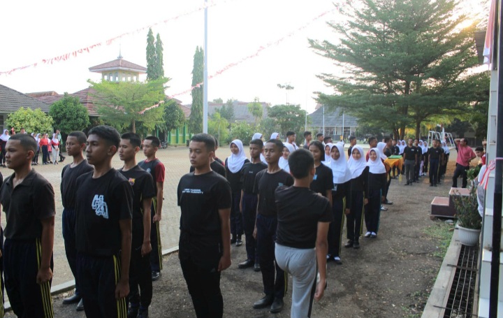Guna Persiapan Peringati HUT RI Ke-79: Siswa Siswi SMAN 3 Kota Serang Lakukan Gladi Resik