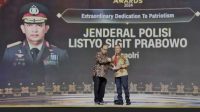 Sebuah Penghargaan Extraordinary Dedication of Patriotism Diberikan Kepada Kapolri Listyo Sigit Prabowo
