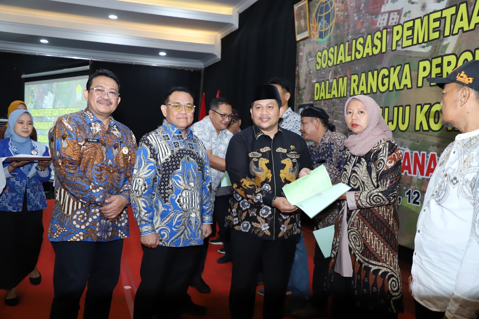 Serahkan Sertipikat PTSL dan Sertipikat Aset Pemerintah Kota Serang Kakanwil BPN Banten: Program PTSL ini Nyata