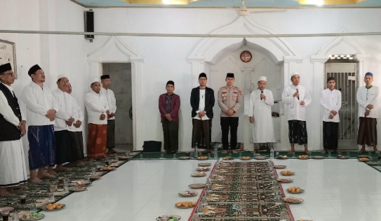 Kapolsek Pabuaran Berikan Pesan Kamtibmas Kepada Warga di Acara Tabligh Akbar Desa Sindangheula