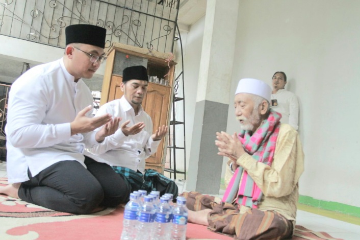 Abuya Muhtadi Berikan Doa Untuk Balon Bupati Serang Andika Hazrumy: Saat Sowan ke Ponpes Roudhotul Ulum Cidahu