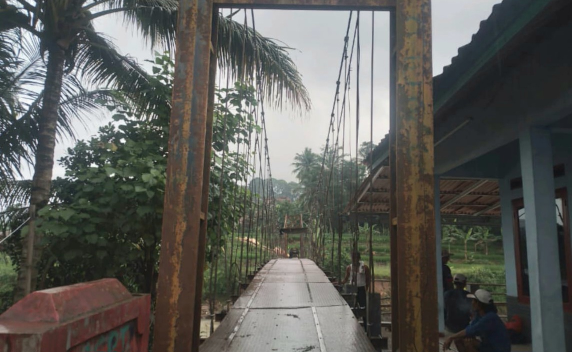 Pembangunan Jembatan Gantung di Kecamatan Lewidamar Diduga Langgar KIP
