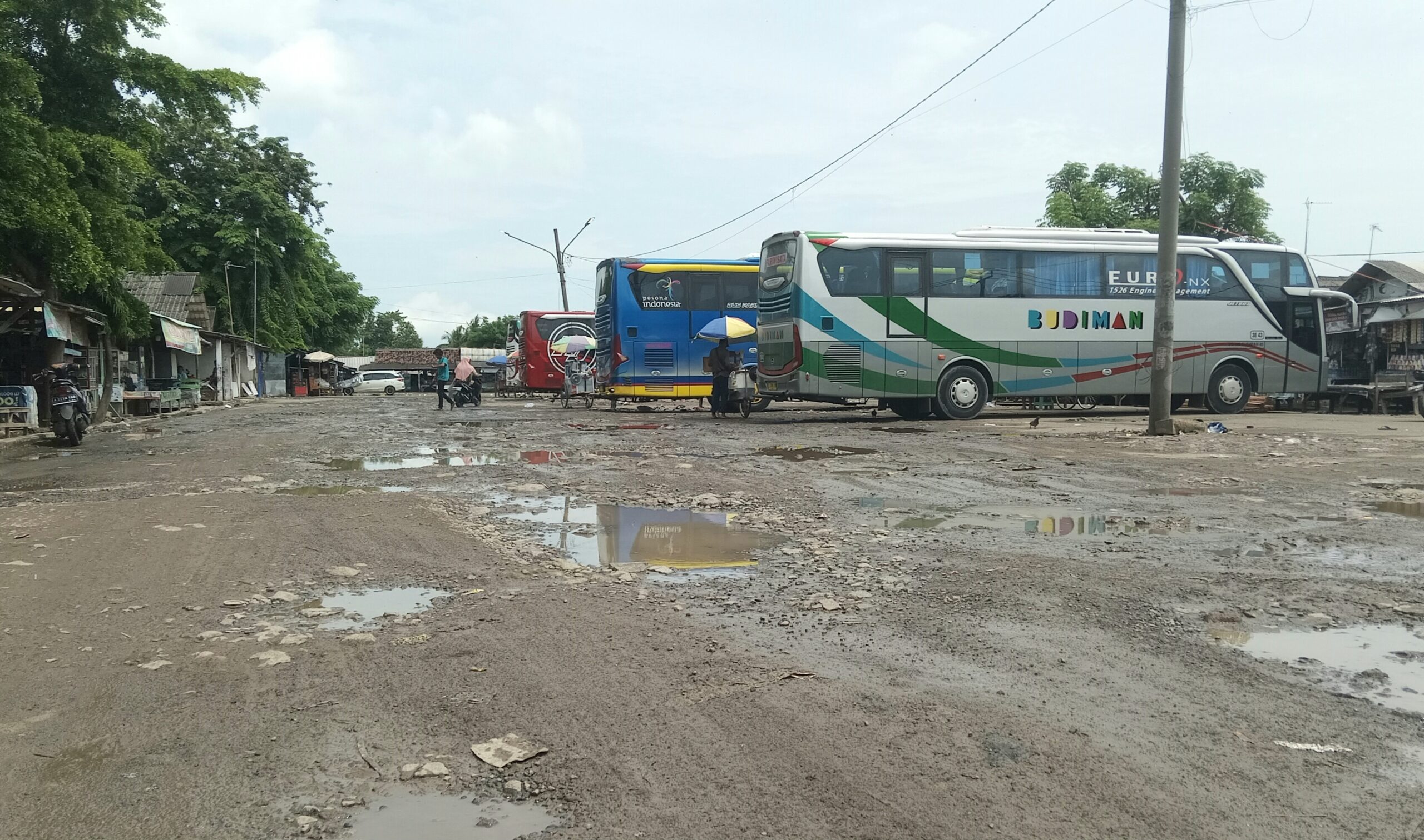 20250115_104659 Kondisi Akses Jalan Terminal Sukadiri Banten Lama Memprihatinkan: Warga Minta Pemerintah Lakukan Pembangunan