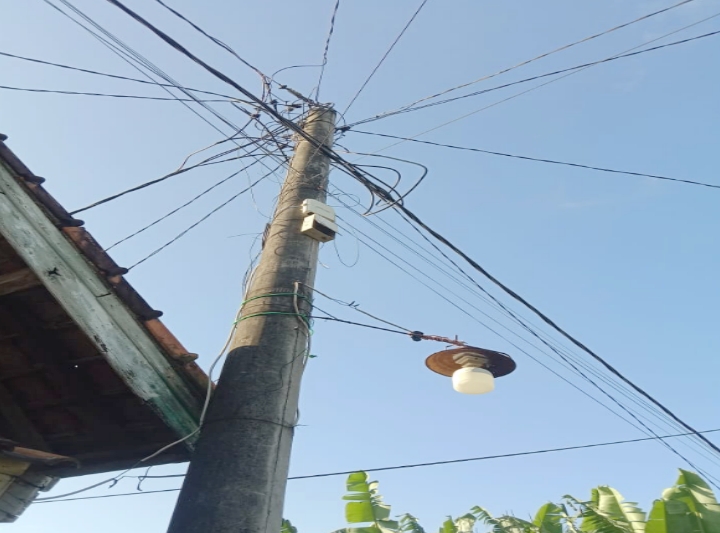 IMG_20250312_174531 Kabel Wifi Ilegal Meresahkan Menempel di Tiang Listrik: Diduga Tidak Ada Izin