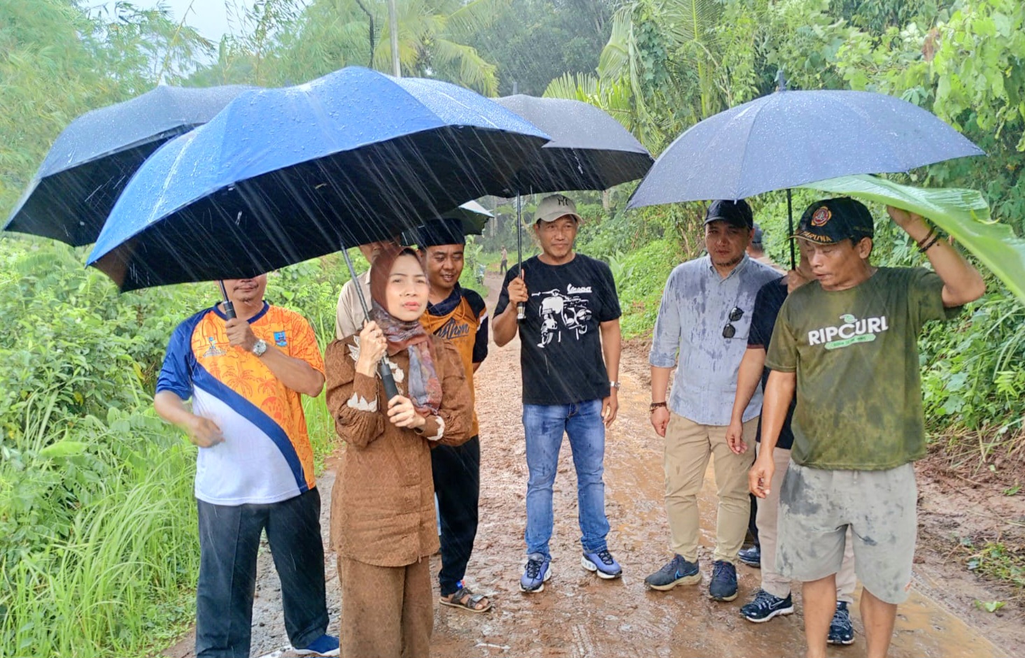 Disela Guyuran Hujan Deras: Bupati Serang Beserta Camat Survei Jalan Cikuya