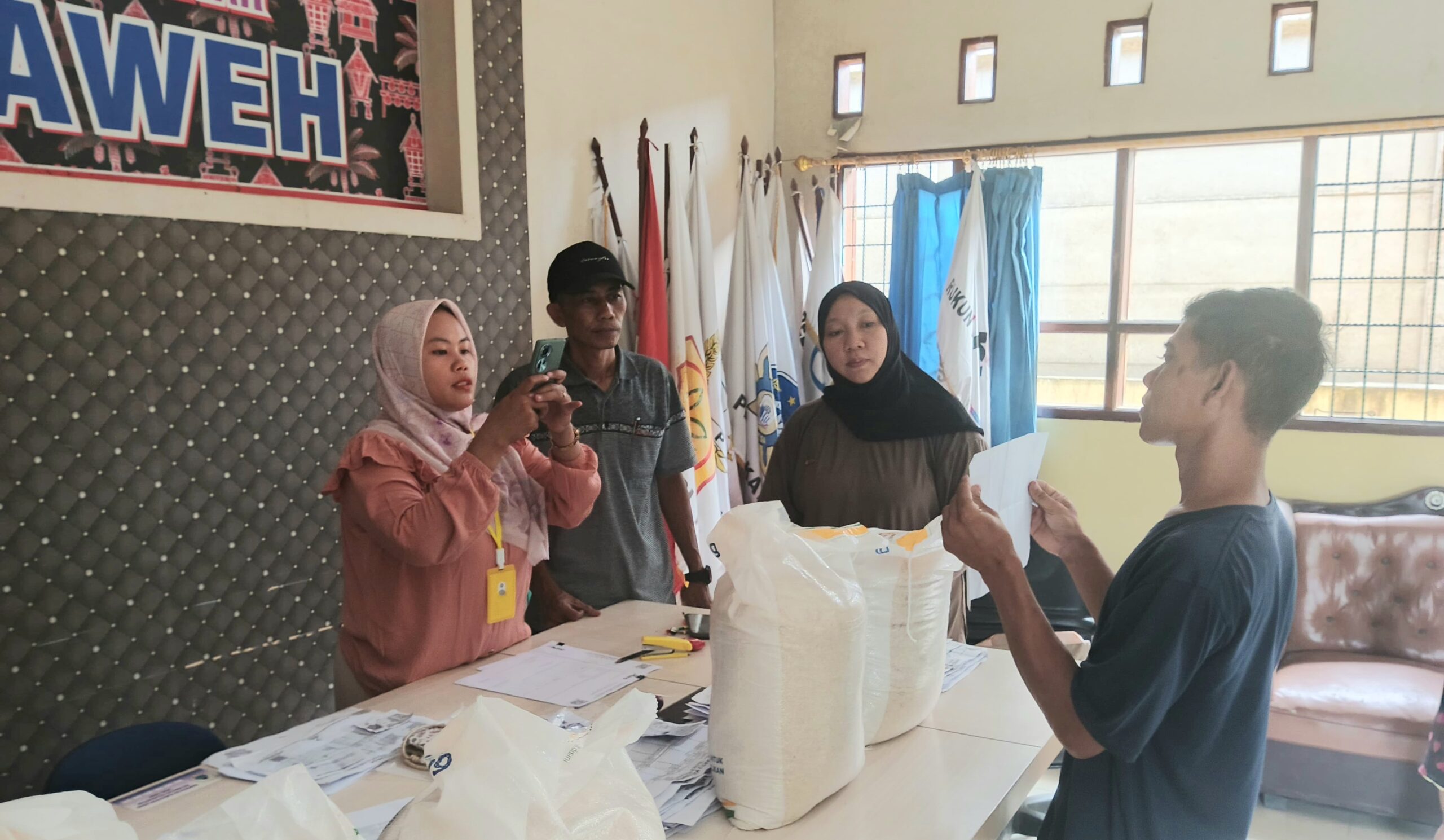 Penyaluran Beras Bantuan Pangan dari Badan Pangan Nasional Melalui Perum Bulog Oleh Pemerintah Desa Aweh