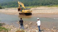 PT SBJ Turunkan Alat Berat Bantu Petani Buka Akses Irigasi Sawah di Sungai Cidikit