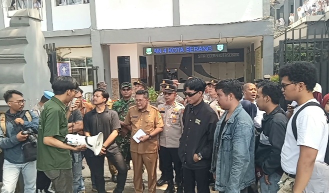 Aksi Mahasiswa Beserta Alumni SMAN4 Kota Serang Desak Kasus Dugaan Pelecehan dan Pungli
