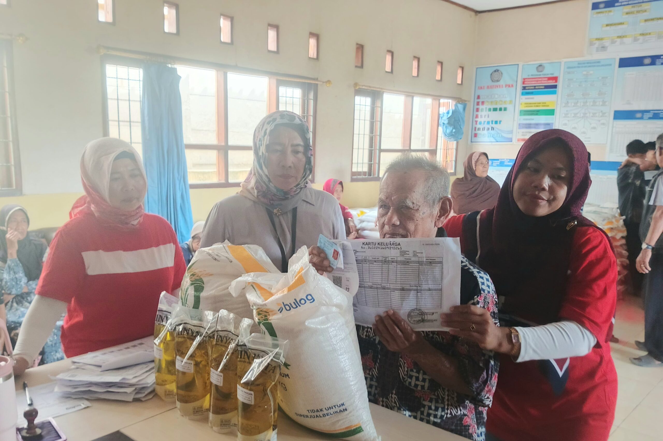 IMG-20251129-WA0013 Pemerintah Desa Aweh Salurkan Beras Bantuan Pangan dari Kementrian Pangan Nasional