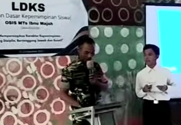 Sertu Ujang Mulyadi Berikan Materi Latihan Dasar Kepemimpinan kepada Siswa MTS Ibnu Majah