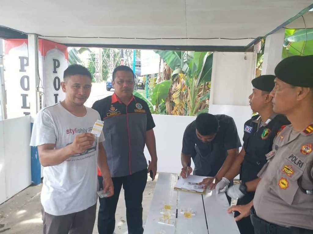 Cegah Laka Lantas, Satresnarkoba Polres Barut Cek Urine Sopir Travel FB IMG 1577256980691