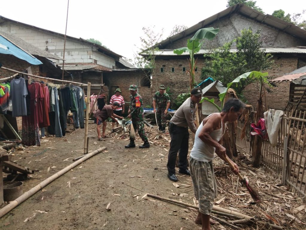 Koramil 0219/Cikande Bersihkan Rumah Warga Yang Terkena Banjir IMG 20200105 WA0034