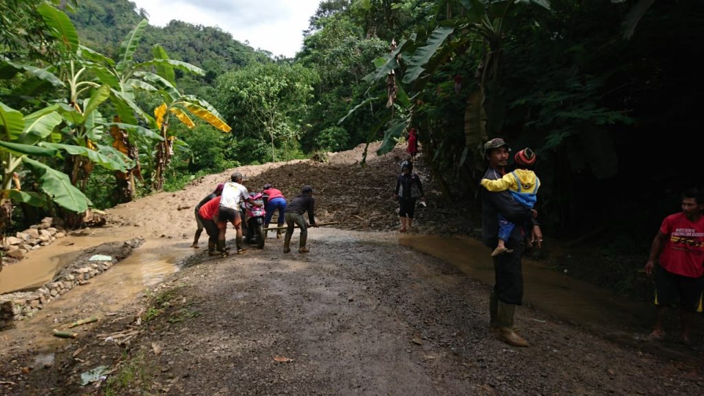 Musibah Tanah Longsor Menimpa Jalan Selawi Talegong Garut