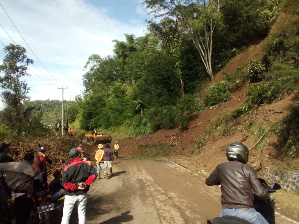 Jalur Lintas Tengah Bandung Garut Longsor