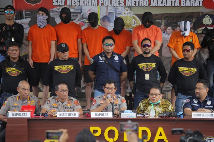 Polda Metro Jaya Amankan Enam Tersangka dan Puluhan Senjata Ilegal