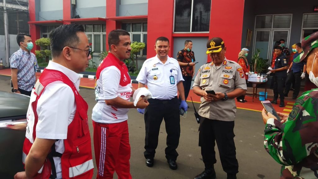 Polsek Jatinegara Polrestro Jaktim Pantau PAM Giat Penyemprotan Disinfektan