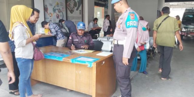 Cegah Pungli, Provost Polres Karawang Lakukan Pengawasan di Kantor Samsat Karawang