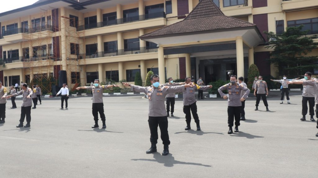 Polda Banten Terapkan Pola Hidup Sehat dengan Senam AW S3 Setelah Apel Pagi