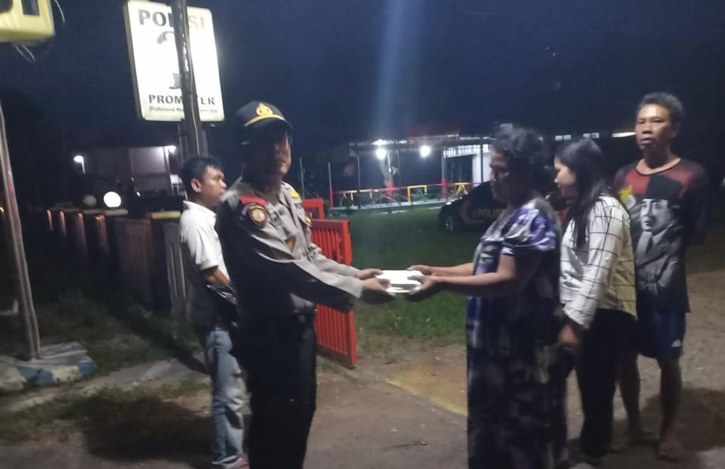 Sinergitas TNI – Polri, Polsek Widasari Polres Indramayu Polda Jabar Bagikan 100 Nasi Kotak Untuk Warga Saat Sahur